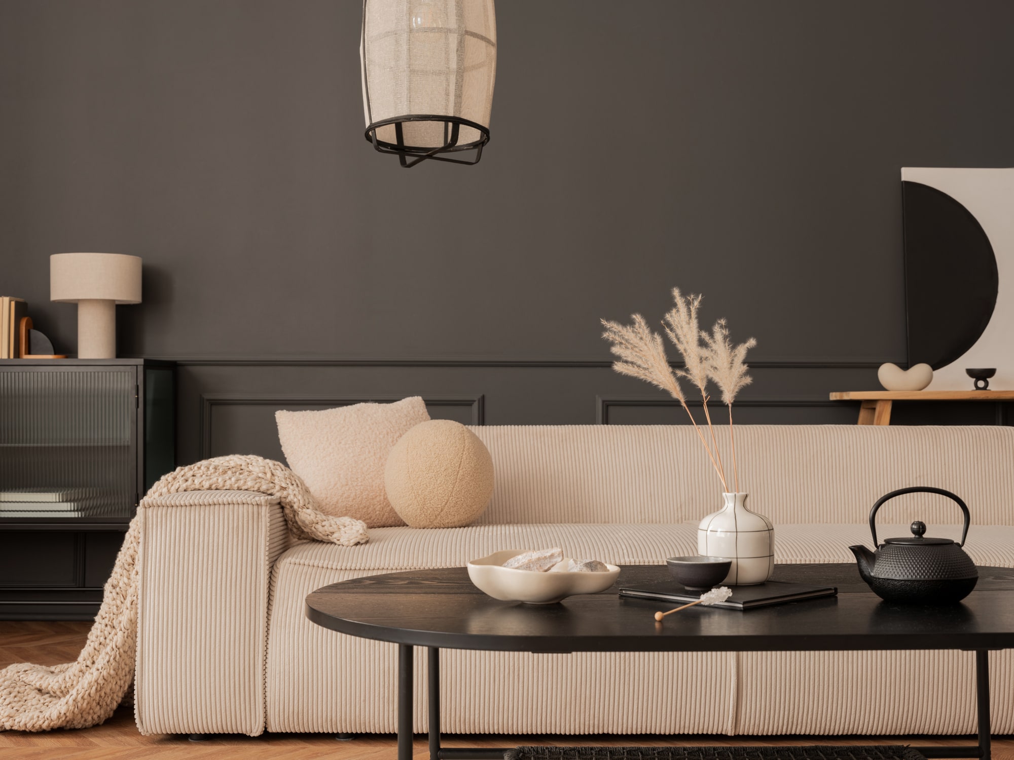 Transformation intérieure et décoration du salon d'un appartement bordelais